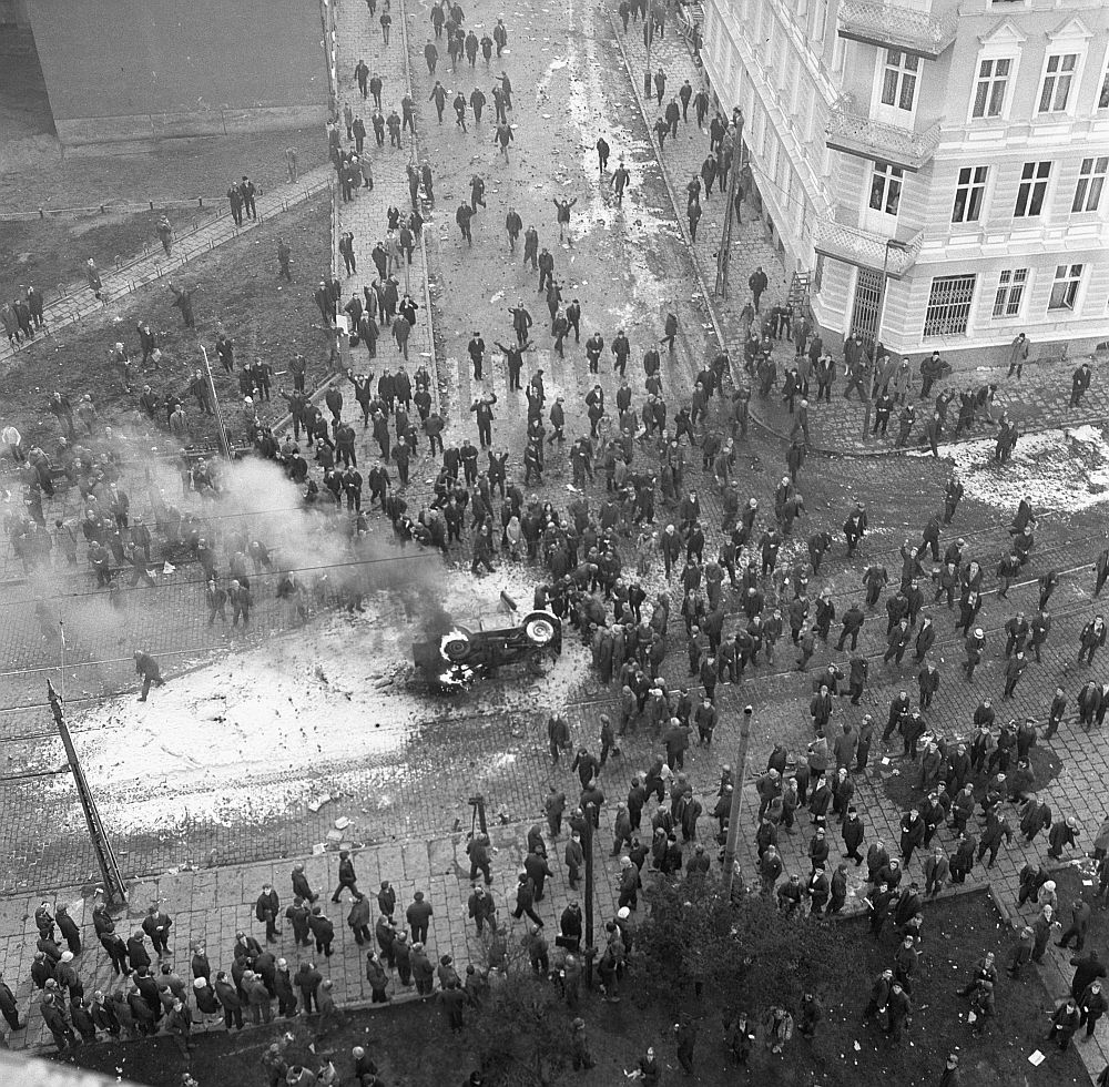 Grudzień 1970: płonący gazik milicyjny otoczony tłumem demonstrantów na ulicy Dubois w Szczecinie. 17.12.1970. Fot. PAP/CAF/A. Witusz