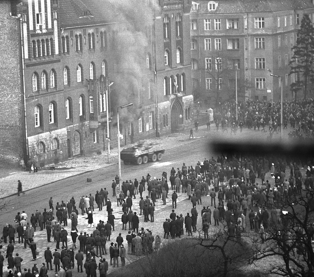 Grudzień 1970: Zamieszki przed budynkiem Komendy Wojewódzkiej Milicji Obywatelskiej przy ul. Małopolskiej w Szczecinie. Fot. PAP/CAF/A. Witusz