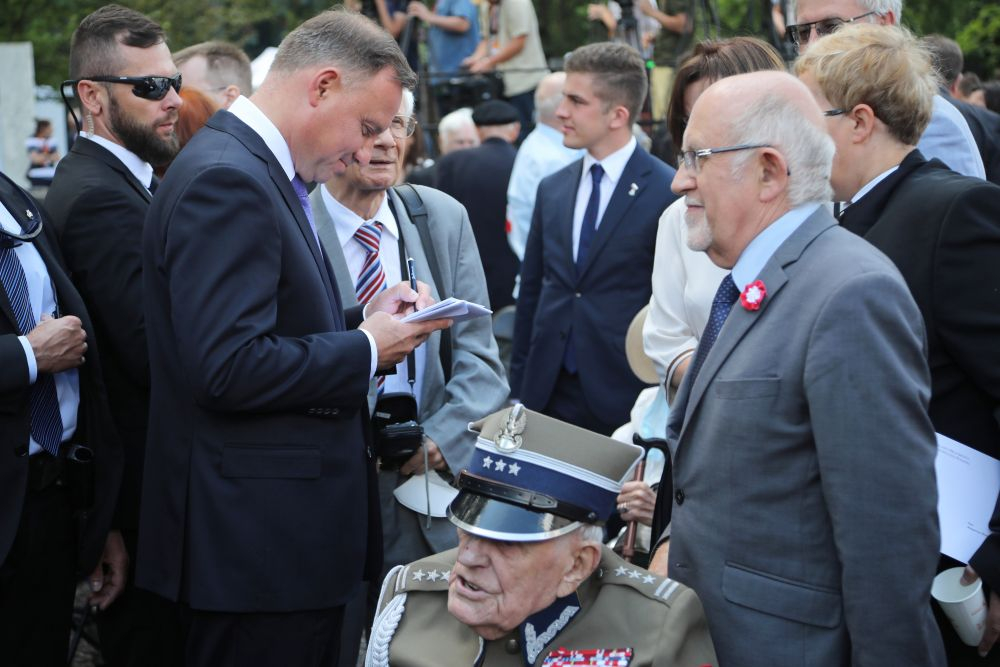 Prezydent RP Andrzej Duda (2L) podczas spotkania z bohaterami Powstania Warszawskiego w siedzibie Muzeum Powstania Warszawskiego. Warszawa, 30.07.2021. Fot. PAP/W. Olkuśnik