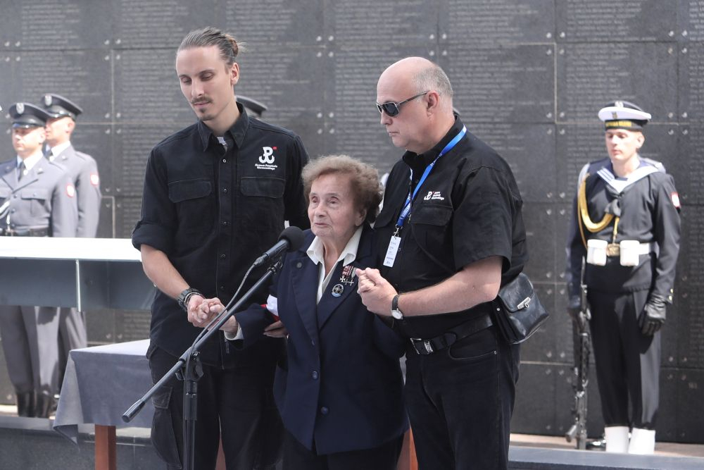 Członek Związku Powstańców Warszawskich Halina Jędrzejewska (C) podczas spotkania z bohaterami Powstania Warszawskiego w siedzibie Muzeum Powstania Warszawskiego. Warszawa, 30.07.2021. Fot. PAP/W. Olkuśnik