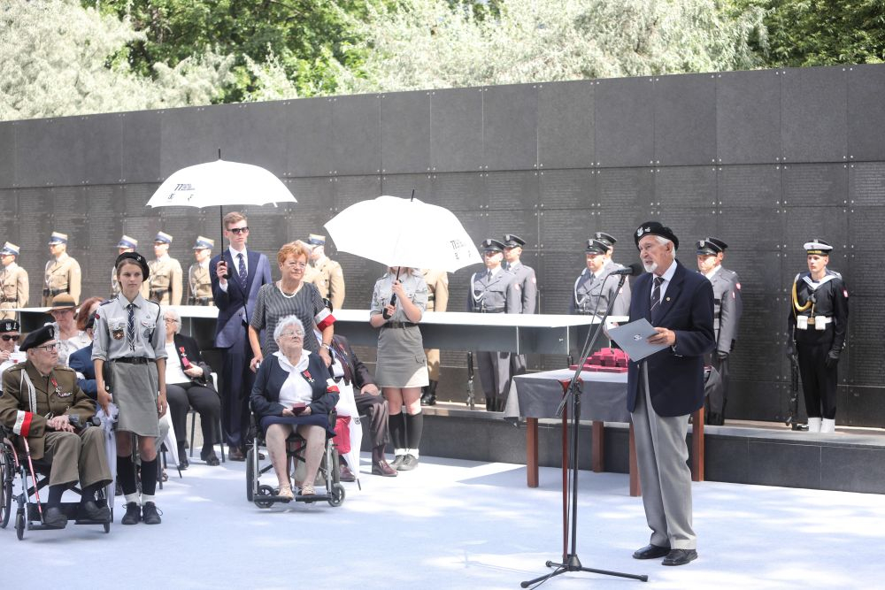 Prezes Światowego Związku Żołnierzy AK prof. Leszek Żukowski (3P) podczas spotkania z bohaterami Powstania Warszawskiego w siedzibie Muzeum Powstania Warszawskiego. Warszawa, 30.07.2021. Fot. PAP/W. Olkuśnik