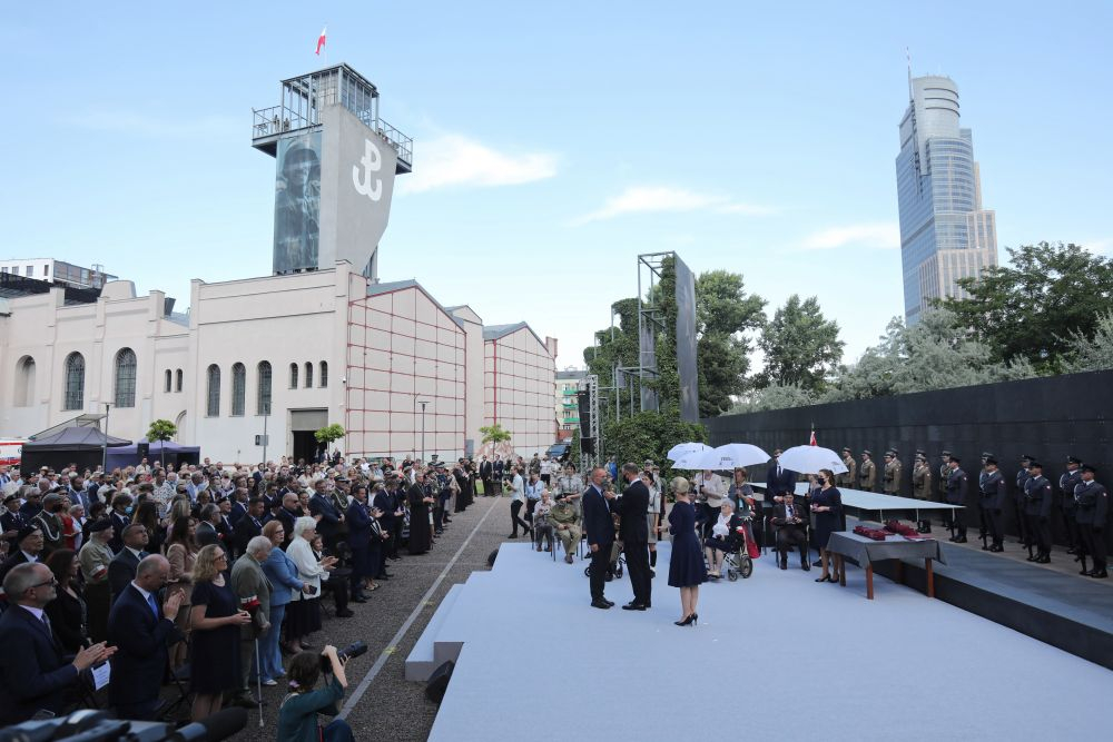 Prezydent RP Andrzej Duda (C) podczas spotkania z bohaterami Powstania Warszawskiego w siedzibie Muzeum Powstania Warszawskiego. Warszawa, 30.07.2021. Fot. PAP/W. Olkuśnik