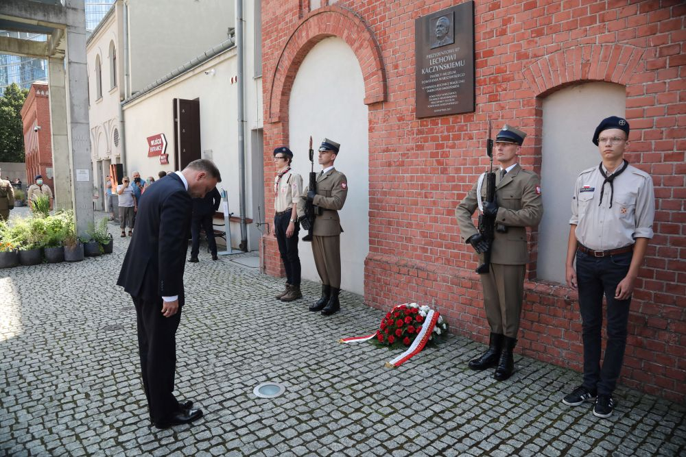 Prezydent RP Andrzej Duda (L) podczas złożenia kwiatów przed tablicą upamiętniającą prezydenta Lecha Kaczyńskiego w siedzibie Muzeum Powstania Warszawskiego. Warszawa, 30.07.2021. Fot. PAP/W. Olkuśnik