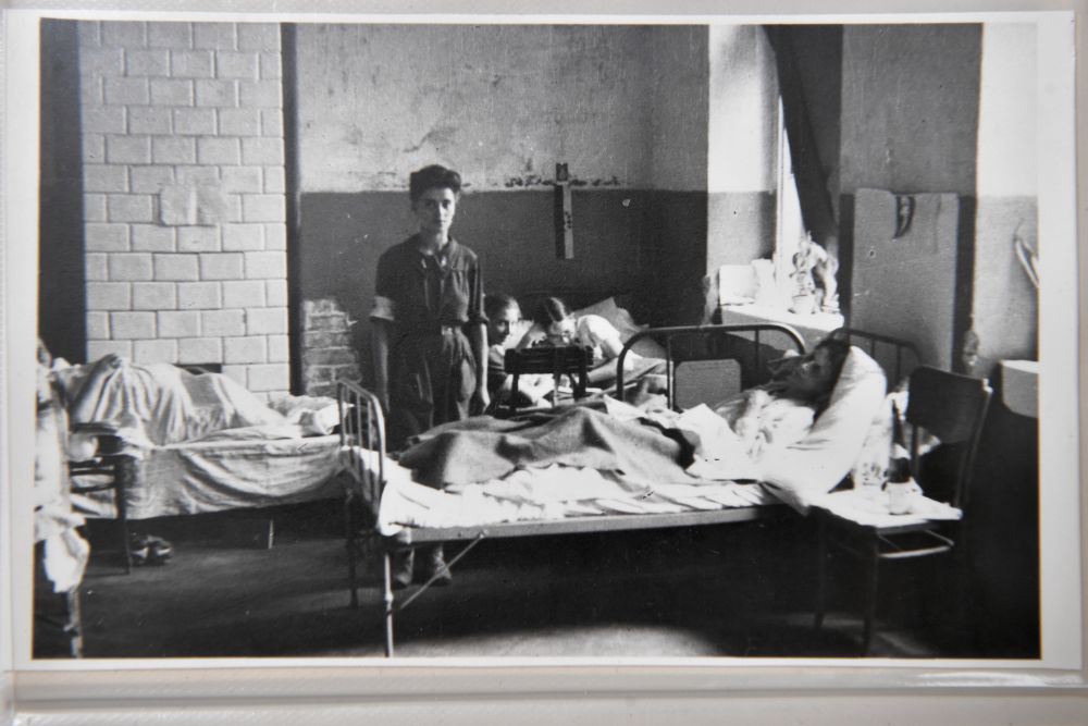 Fotografia z archiwum Henryka Śmigacza z okresu Powstania Warszawskiego zaprezentowane w IPN w Warszawie. Fot. PAP/R. Pietruszka