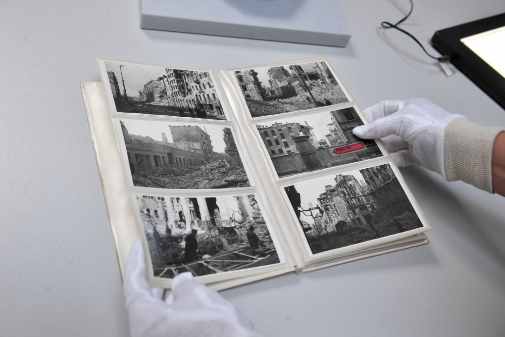 Fotografie z archiwum Henryka Śmigacza z okresu Powstania Warszawskiego zaprezentowane w IPN w Warszawie. Fot. PAP/R. Pietruszka