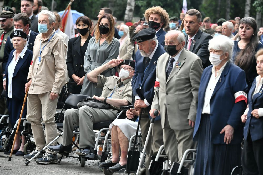 Powstańcy warszawscy podczas uroczystości na terenie kwater powstańczych na Cmentarzu Wojskowym na Powązkach. Warszawa, 01.08.2021. Fot. PAP/A. Lange