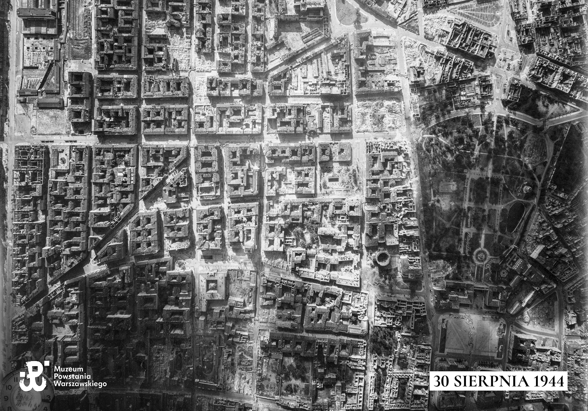 Zdjęcie lotnicze z 30 sierpnia 1944 r. Źródło: www.korzeniemiasta.pl