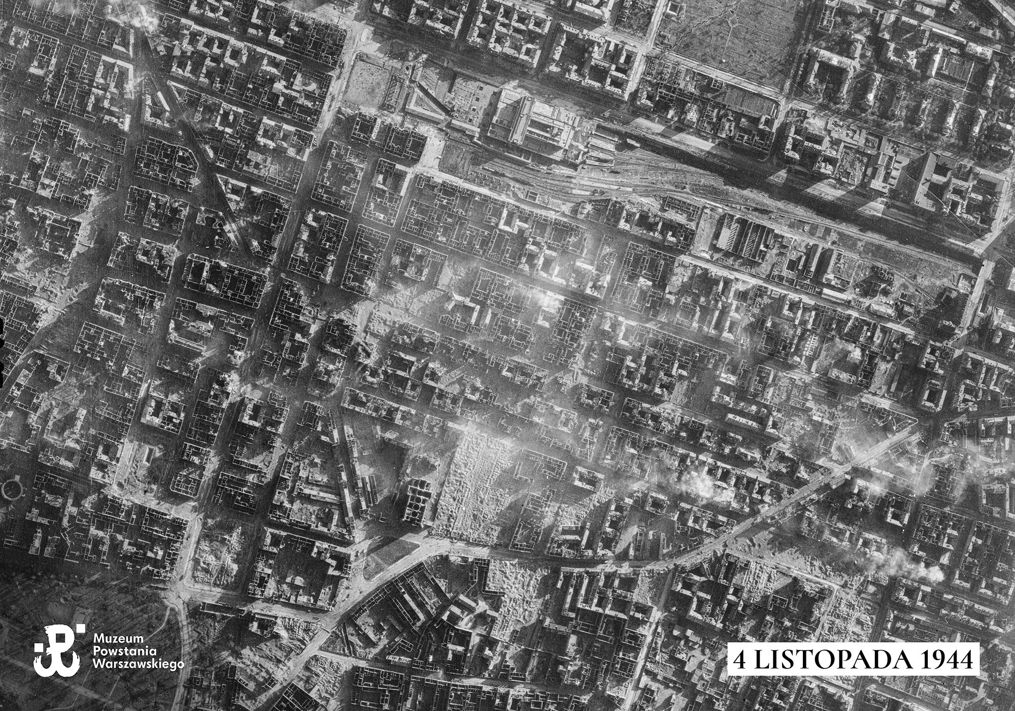 Zdjęcie lotnicze z 4 listopada 1944 r. Źródło: www.korzeniemiasta.pl