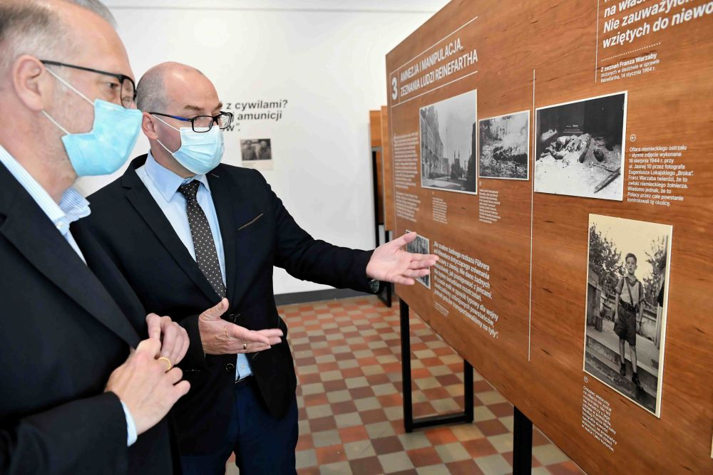 Kierownik Wydziału Kultury Ambasady Niemiec w Warszawie Robert von Rimscha (L) i dyrektor Instytutu Pileckiego dr Wojciech Kozłowski (P) podczas wernisażu wystawy „Wola 1944: wymazywanie”. Fot. PAP/P. Nowak 