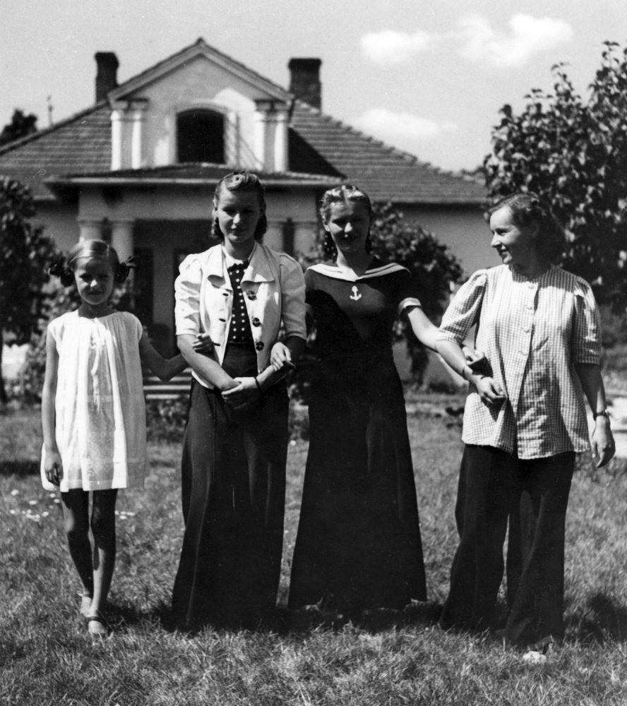 Cztery siostry Teresa, Basia, Dana, Hala, w tle willa w Klarysewie. Fot. ze zbiorów prywatnych Magdaleny Sadowskiej-Czaputowicz