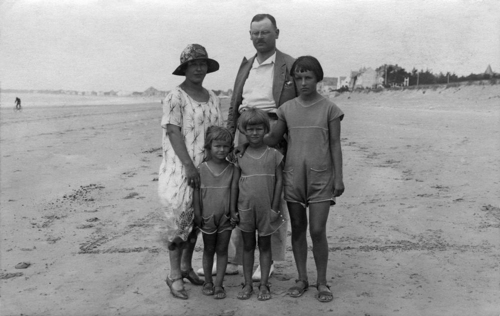 Józefa, Henryk Rewkiewiczowie, Basia, Dana, Hala, rok 1925, wakacje we Francji. Fot. ze zbiorów prywatnych Magdaleny Sadowskiej-Czaputowicz