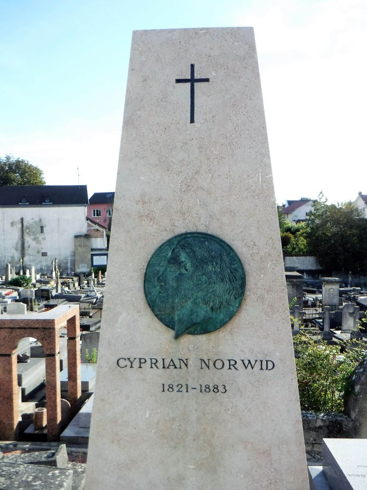Symboliczny grób Cypriana Kamila Norwida w Montmorency. Źródło: Narodowy Instytut Polskiego Dziedzictwa Kulturowego za Granicą POLONIKA
