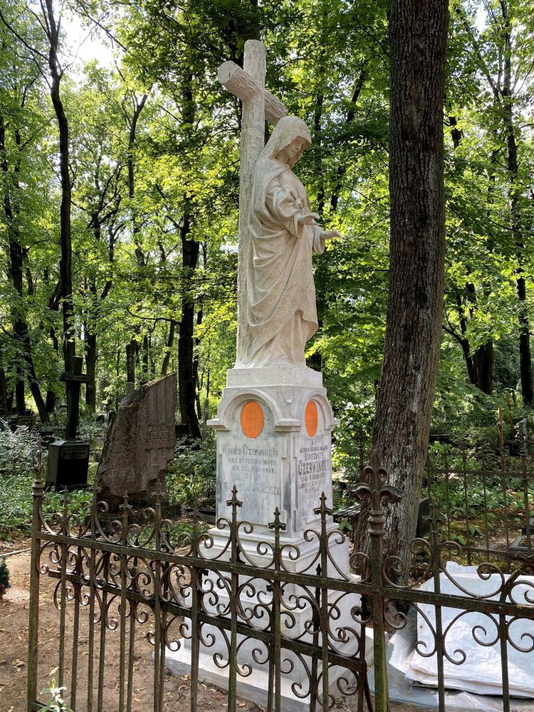 Pomnik na grobie Czerwińskich w Rydze. Źródło: Narodowy Instytut Polskiego Dziedzictwa Kulturowego za Granicą POLONIKA