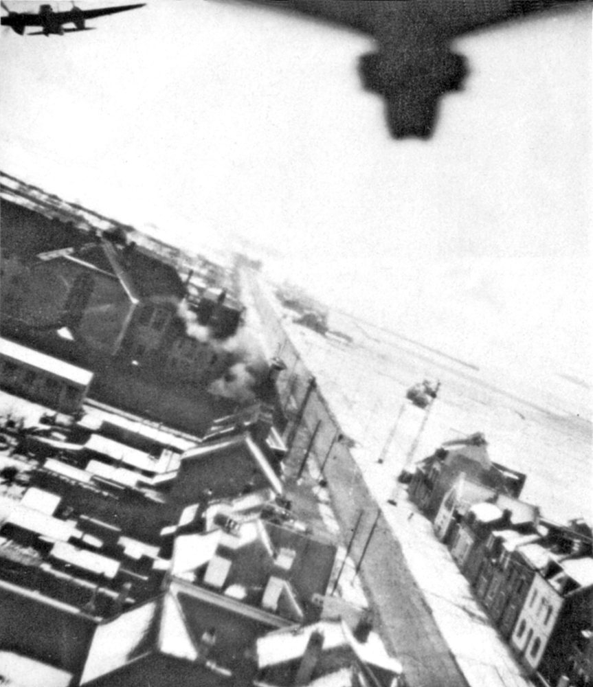 18 luty 1944, Amiens (Francja), samoloty de Havilland Mosquito podczas operacji „Jerycho” - punktowego nalotu na niemieckie więzienie. źródło: Imperial War Museum / domena publiczna
