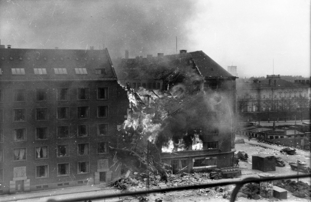 Płonący Shellhuset -  siedziba gestapo w Kopenhadze. Niestety bomby omyłkowo trafiły także w pobliską szkołę Institut Jeanne d'Arc przy Frederiksberg Allé 74, zginęło 86 dzieci i 19 dorosłych. źródło: domena publiczna