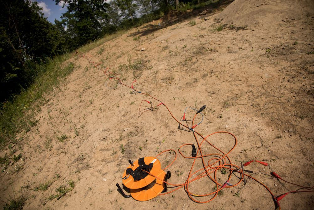 2. Stanowisko archeologiczne podczas badań geofizycznych metodą elektrooporową (badania pilotażowe w ramach Programu AZP+). Fot. M. Bogacki