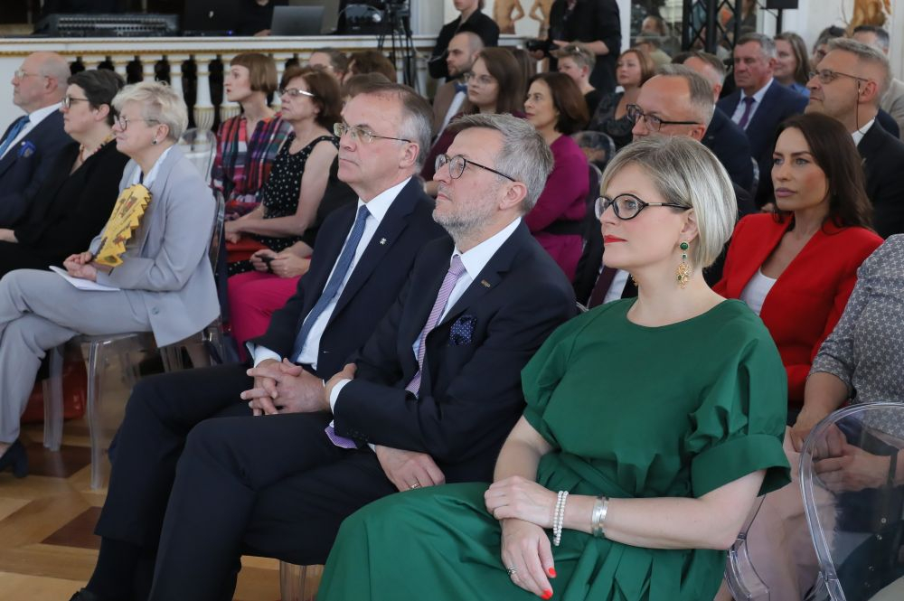 Dyrektor Muzeum Historii Polski Robert Kostro (2P), p.o. dyrektora Muzeum Łazienki Królewskie Marianna Otmianowska (P) i sekretarz stanu w Ministerstwie Kultury i Dziedzictwa Narodowego, generalny konserwator zabytków Jarosław Sellin (3P) na gali "Wydarzenie Historyczne Roku 2022" w Pałacu na Wyspie w Łazienkach Królewskich. Warszawa, 22.06.2023. Fot. PAP/P. Supernak