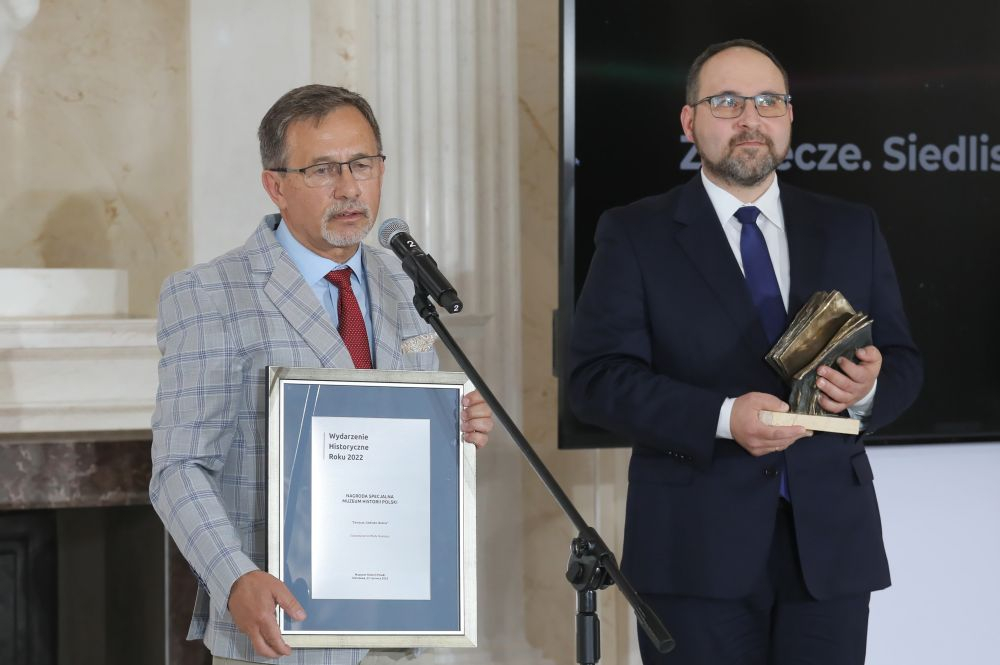 Członkowie Stowarzyszenia Promocji i Rozwoju "Młody Mołodycz" Łukasz Zagrobelny (P) i Kazimierz Karolczak (L) odebrali nagrodę specjalną na gali "Wydarzenie Historyczne Roku 2022" w Pałacu na Wyspie w Łazienkach Królewskich. Warszawa, 22.06.2023. Fot. PAP/P. Supernak