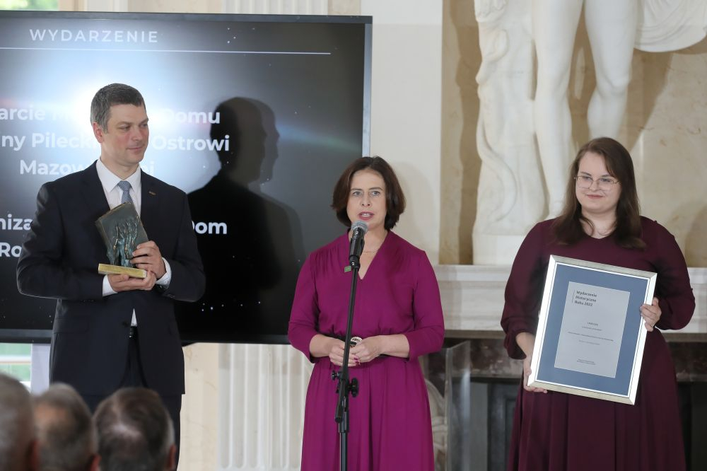 P.o. dyrektora Muzeum – Dom Rodziny Pileckich w Ostrowi Mazowieckiej Karolina Kolbuszewska (C), członkini Młodzieżowej Rady Muzeum – Dom Rodziny Pileckich Magdalena Ościłowska (P) i współtwórca placówki Karol Madaj (L) odebrali nagrodę za I miejsce w kategorii "wydarzenie" za otwarcie Muzeum – Dom Rodziny Pileckich na gali "Wydarzenie Historyczne Roku 2022" w Pałacu na Wyspie w Łazienkach Królewskich. Warszawa, 22.06.2023. Fot. PAP/P. Supernak