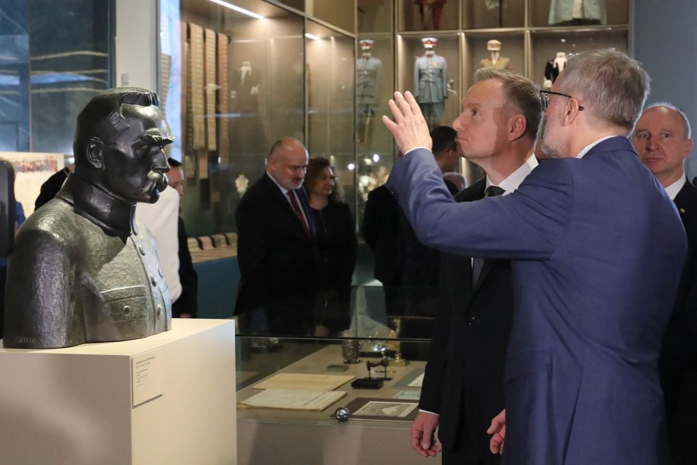 Dyrektor muzeum Robert Kostro (P) i prezydent Andrzej Duda (2P) zwiedzają ekspozycję w dniu otwarcia Muzeum Historii Polski w nowym gmachu na warszawskiej Cytadeli. 28.09.2023. Fot. PAP/P. Supernak