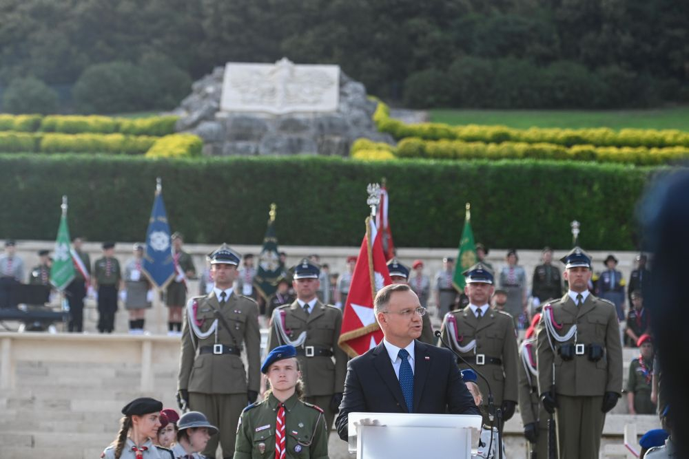 Prezydent RP Andrzej Duda (C) przemawia podczas uroczystości na Polskim Cmentarzu Wojennym pod Monte Cassino. 18.05.2024. Fot. PAP/A. Zawada