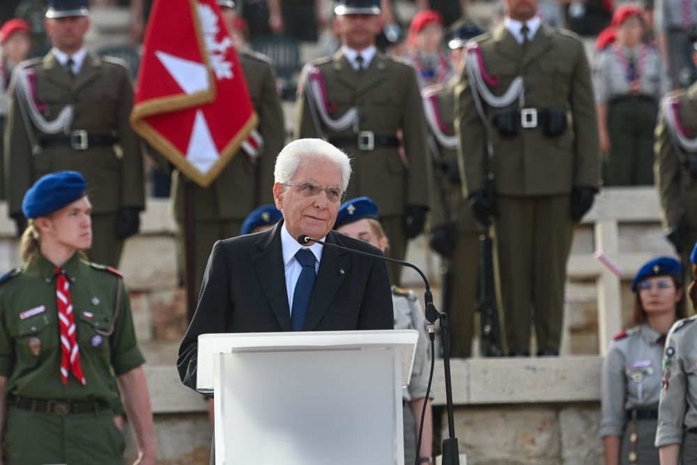 Prezydent Włoch Sergio Matarella przemawia podczas uroczystości na Polskim Cmentarzu Wojennym pod Monte Cassino. 18.05.2024. Fot. PAP/P. Nowak