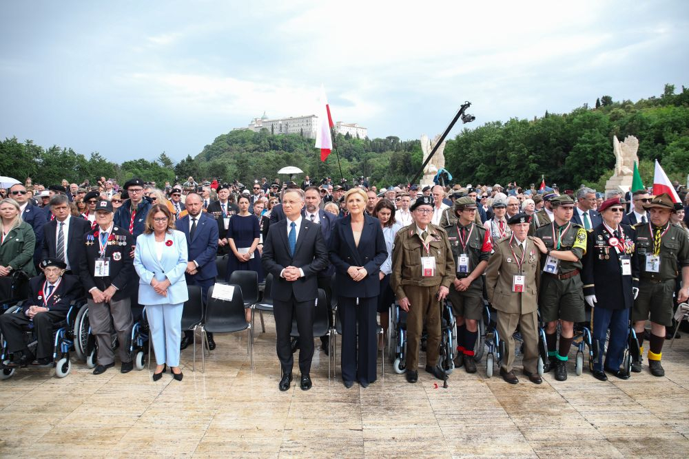 Prezydent RP Andrzej Duda (C-L), pierwsza dama Agata Kornhauser-Duda (C-P) oraz marszałek Senatu Małgorzata Kidawa-Błońska (3L) podczas uroczystości na Polskim Cmentarzu Wojennym pod Monte Cassino. 18.05.2024. Fot. PAP/A. Zawada