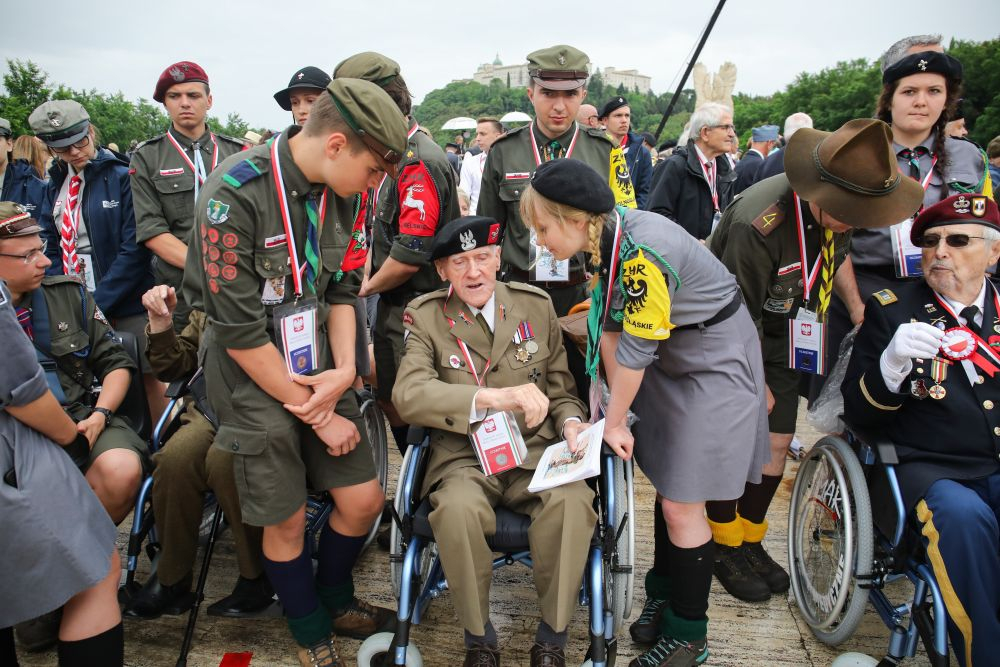 Członek polskiej delegacji weteranów ppor. Józef Czesław Skrzynecki (C) podczas uroczystości na Polskim Cmentarzu Wojennym pod Monte Cassino. 18.05.2024. Fot. PAP/A. Zawada