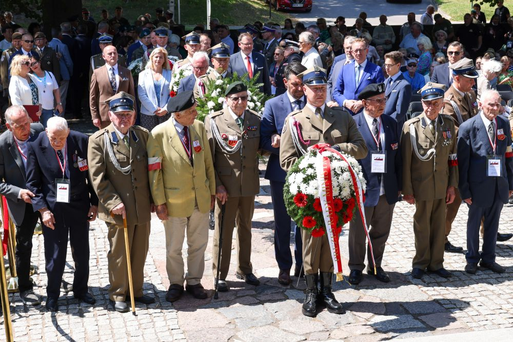 Szef Urzędu do spraw Kombatantów i Osób Represjonowanych Lech Parell (C) wraz z kombatantami podczas uroczystości złożenia kwiatów przy Mauzoleum Matki i Serca Syna na Cmentarzu Na Rossie w Wilnie. 07.07.2024. Fot. PAP/A. Zawada