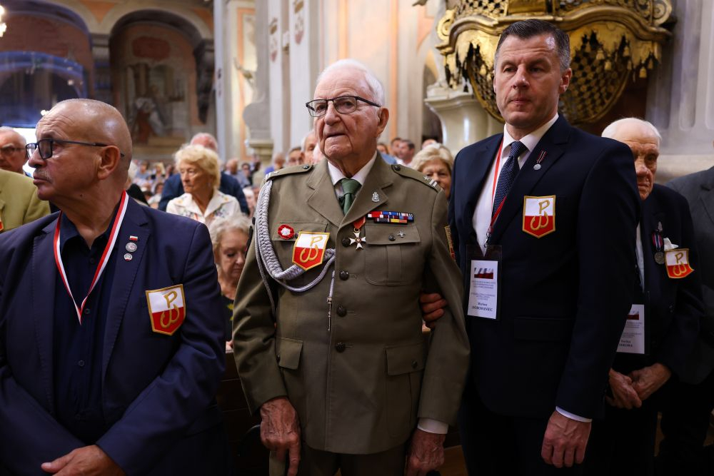 Uczestnik powstania warszawskiego mjr Jakub Nowakowski ps. Tomek (C) podczas uroczystej mszy świętej w kościele pw. Św. Teresy w Wilnie. 07.07.2024. Fot. PAP/A. Zawada