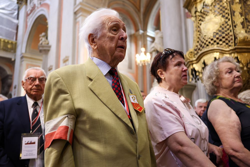 Żołnierz AK i prezes Federacji Stowarzyszeń Weteranów i Sukcesorów Walk o Niepodległość RP płk Leonard Kapiszewski (2L) podczas uroczystej mszy świętej w kościele pw. Św. Teresy w Wilnie. 07.07.2024. Fot. PAP/A. Zawada