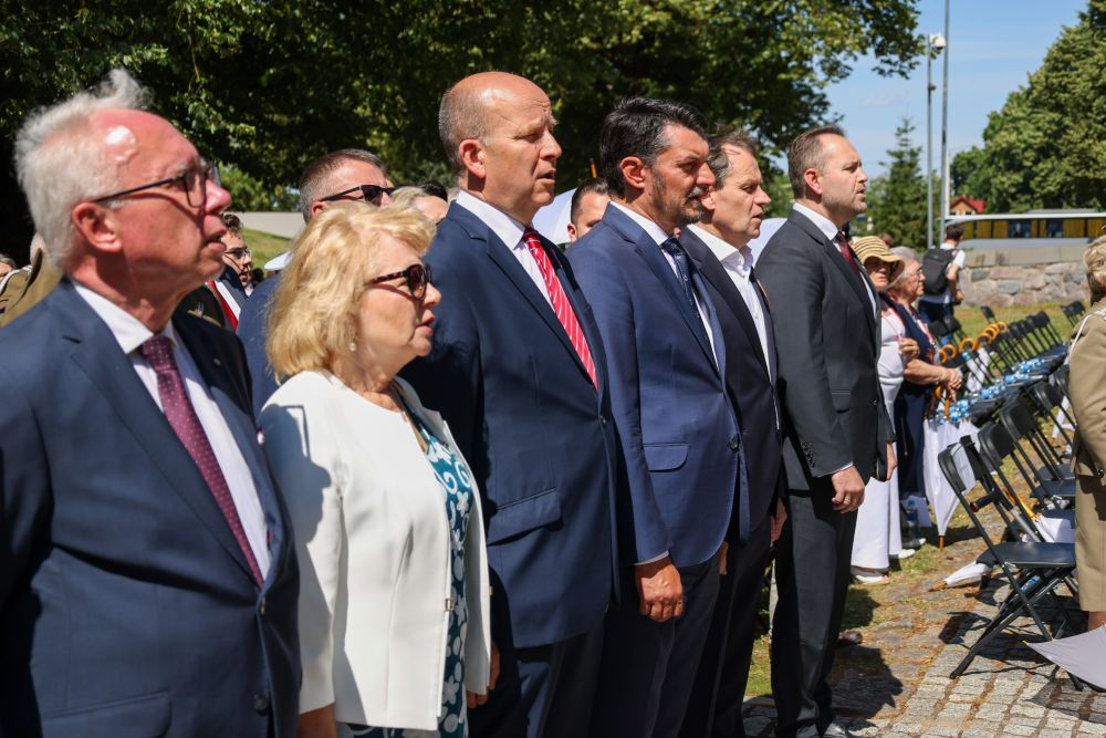 Szef Urzędu do spraw Kombatantów i Osób Represjonowanych Lech Parell (3P), ambasador RP na Litwie Konstanty Radziwiłł (3L), wiceprezes Najwyższej Izby Kontroli Jacek Kozłowski (L) i prezes IPN Karol Nawrocki (P) podczas uroczystości złożenia kwiatów przy Mauzoleum Matki i Serca Syna na Cmentarzu Na Rossie w Wilnie. 07.07.2024. Fot. PAP/A. Zawada