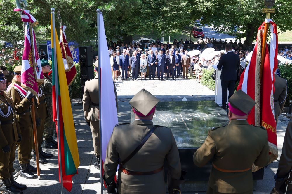 Uroczystość złożenia kwiatów przy Mauzoleum Matki i Serca Syna na Cmentarzu Na Rossie w Wilnie. 07.07.2024. Fot. PAP/A. Zawada