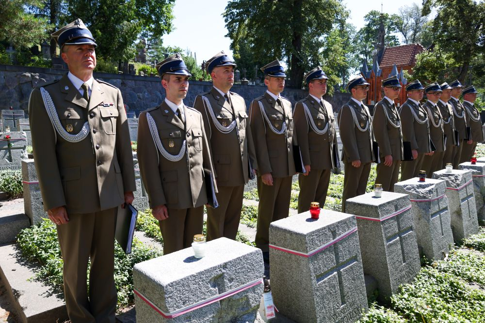 Cmentarz Na Rossie w Wilnie w trakcie obchodów 80. rocznicę Operacji "Ostra Brama". 07.07.2024. Fot. PAP/A. Zawada