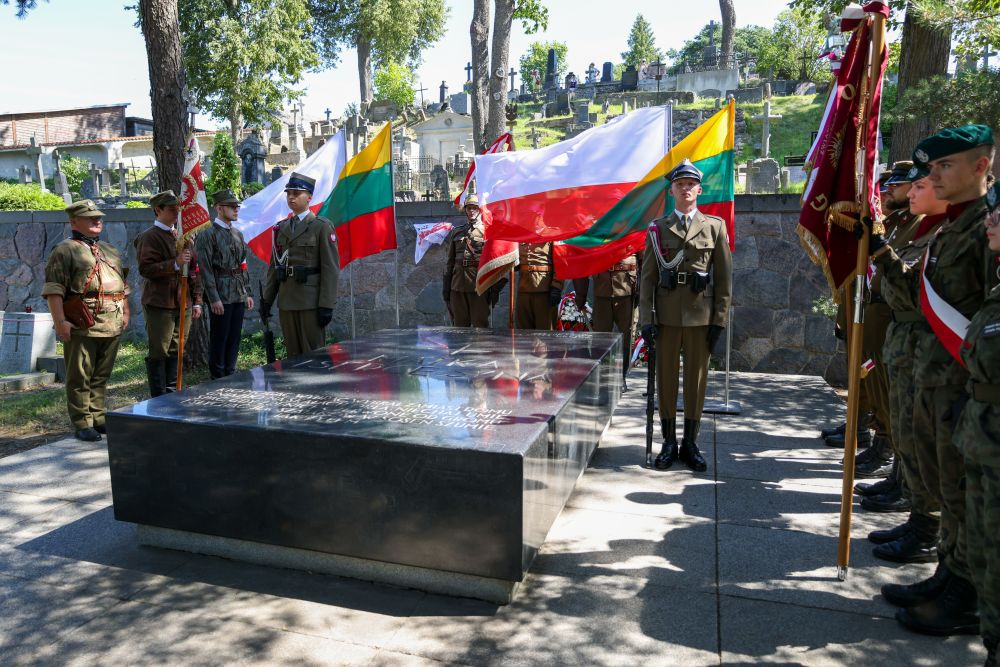 Uroczystości na Cmentarzu Na Rossie w Wilnie podczas obchodów 80. rocznicy Operacji "Ostra Brama". 07.07.2024. Fot. PAP/A. Zawada