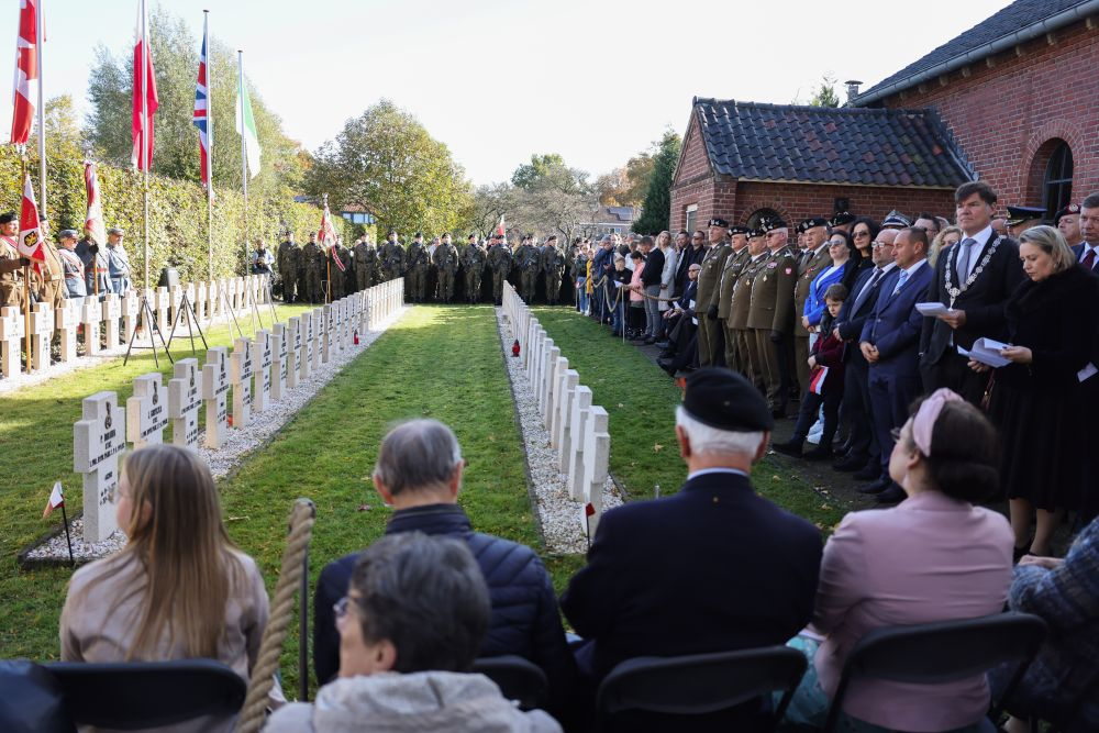 Obchody 80. rocznicy wyzwolenia Bredy. Uroczystości na Polskim Honorowym Cmentarzu Wojskowym w Bredzie. Fot. PAP/A. Zawada