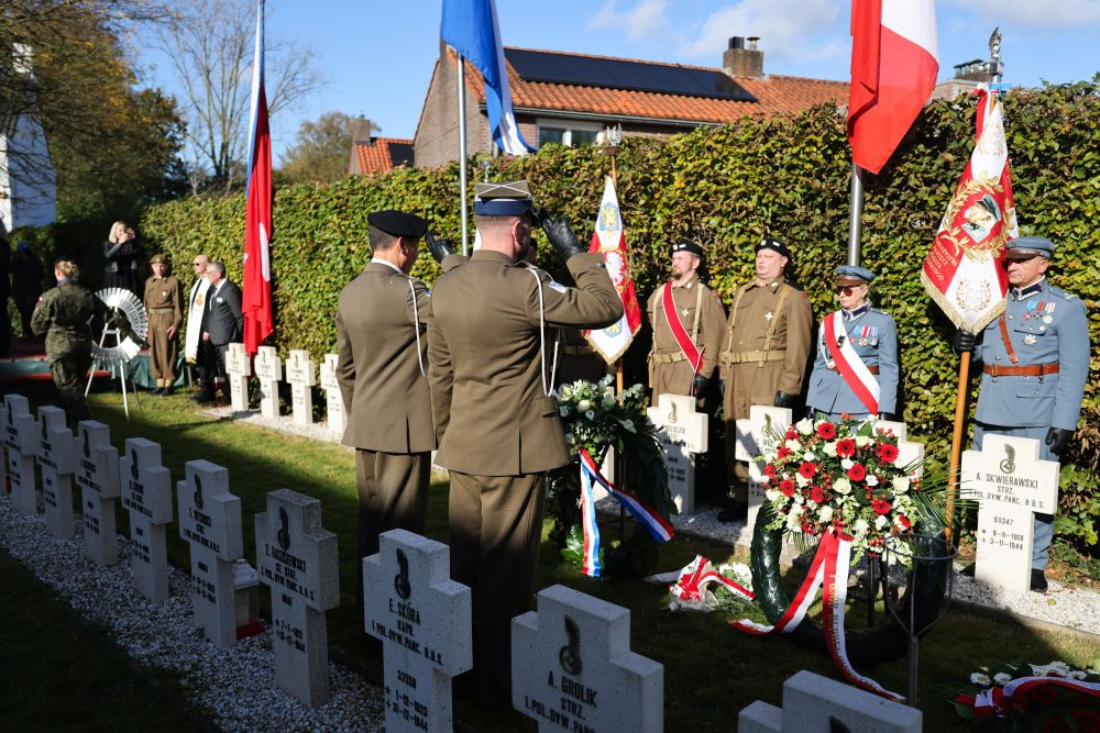 Obchody 80. rocznicy wyzwolenia Bredy. Uroczystości na Polskim Honorowym Cmentarzu Wojskowym w Bredzie. Fot. PAP/A. Zawada