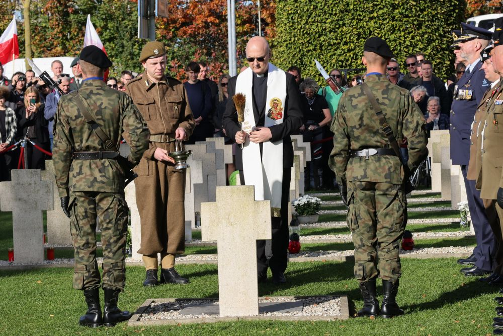 Obchody 80. rocznicy wyzwolenia Bredy. Uroczystości na Polskim Honorowym Cmentarzu Wojskowym Ettensebaan w Bredzie. Fot. PAP/A. Zawada