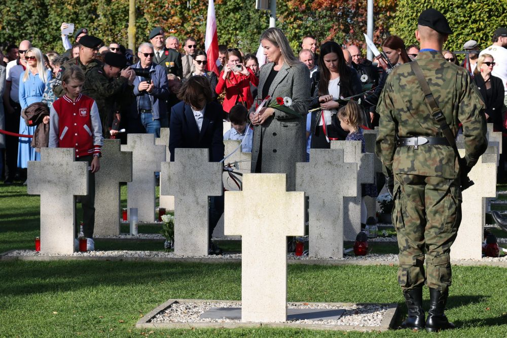 Obchody 80. rocznicy wyzwolenia Bredy. Uroczystości na Polskim Honorowym Cmentarzu Wojskowym Ettensebaan w Bredzie. Fot. PAP/A. Zawada