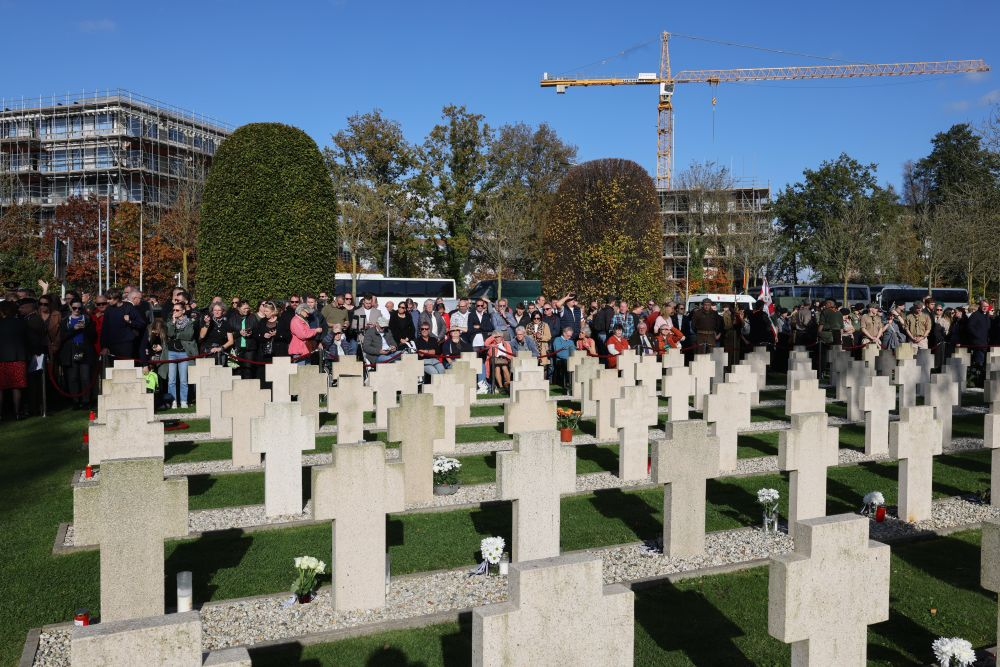 Obchody 80. rocznicy wyzwolenia Bredy. Uroczystości na Polskim Honorowym Cmentarzu Wojskowym Ettensebaan w Bredzie. Fot. PAP/A. Zawada