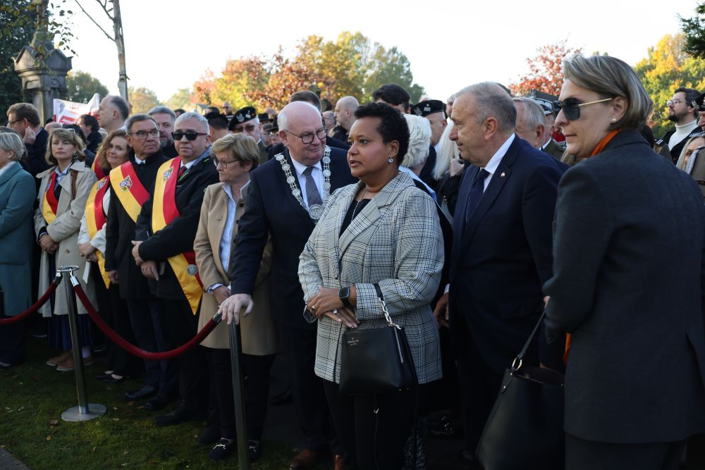 Obchody 80. rocznicy wyzwolenia Bredy. Ambasador RP w Holandii Margareta Kassangana (C) podczas uroczystości na Polskim Honorowym Cmentarzu Wojskowym w Oosterhout. Fot. PAP/A. Zawada