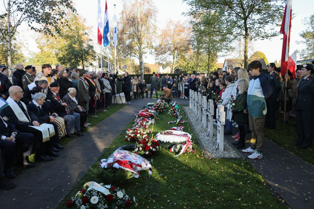 Obchody 80. rocznicy wyzwolenia Bredy. Weteran 1. Dywizji Pancernej kpt. Eugeniusz Niedzielski (3L) podczas uroczystości na Polskim Honorowym Cmentarzu Wojskowym w Oosterhout. Fot. PAP/A. Zawada