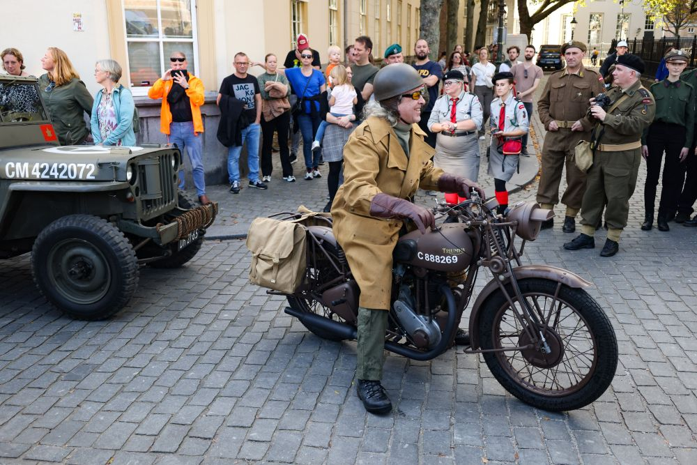 Obchody 80. rocznicy wyzwolenia Bredy. Przejazd oddziałów wojskowych na Grote Markt w Bredzie. Fot. PAP/A. Zawada