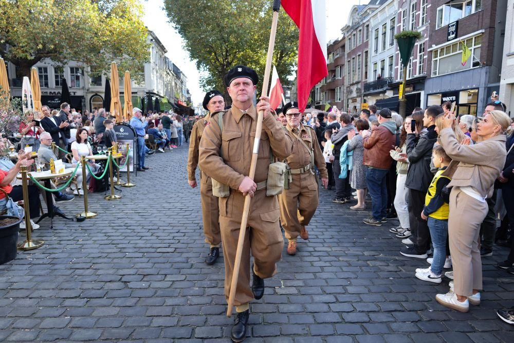 Obchody 80. rocznicy wyzwolenia Bredy. Przemarsz oddziałów wojskowych na Grote Markt w Bredzie. Fot. PAP/A. Zawada