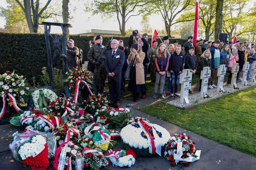 Obchody 80. rocznicy wyzwolenia Bredy. Prezes Stowarzyszenia 1. Polskiej Dywizji Pancernej Niderlandy Stas Szamrowicz (C) podczas uroczystości na Polskim Honorowym Cmentarzu Wojskowym w Oosterhout. Fot. PAP/A. Zawada