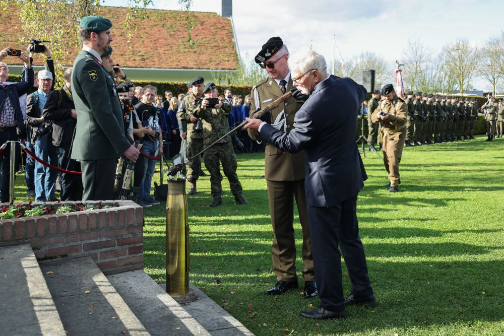 Obchody 80. rocznicy wyzwolenia Bredy. Dowódca 11. Lubuskiej Dywizji Kawalerii Pancernej gen. dyw. Piotr Fajkowski (C-L) podczas uroczystości na Polskim Honorowym Cmentarzu Wojskowym Ettensebaan w Bredzie. Fot. PAP/A. Zawada