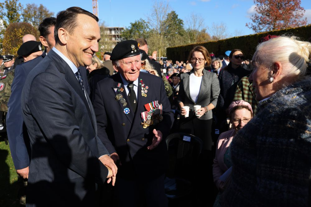 Obchody 80. rocznicy wyzwolenia Bredy. Minister spraw zagranicznych Radosław Sikorski (L) oraz weteran 1. Dywizji kpt. Eugeniusz Niedzielski (C) podczas uroczystości na Polskim Honorowym Cmentarzu Wojskowym Ettensebaan w Bredzie. Fot. PAP/A. Zawada