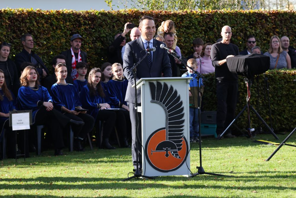 Obchody 80. rocznicy wyzwolenia Bredy. Minister spraw zagranicznych Radosław Sikorski (C) podczas uroczystości na Polskim Honorowym Cmentarzu Wojskowym Ettensebaan w Bredzie. Fot. PAP/A. Zawada