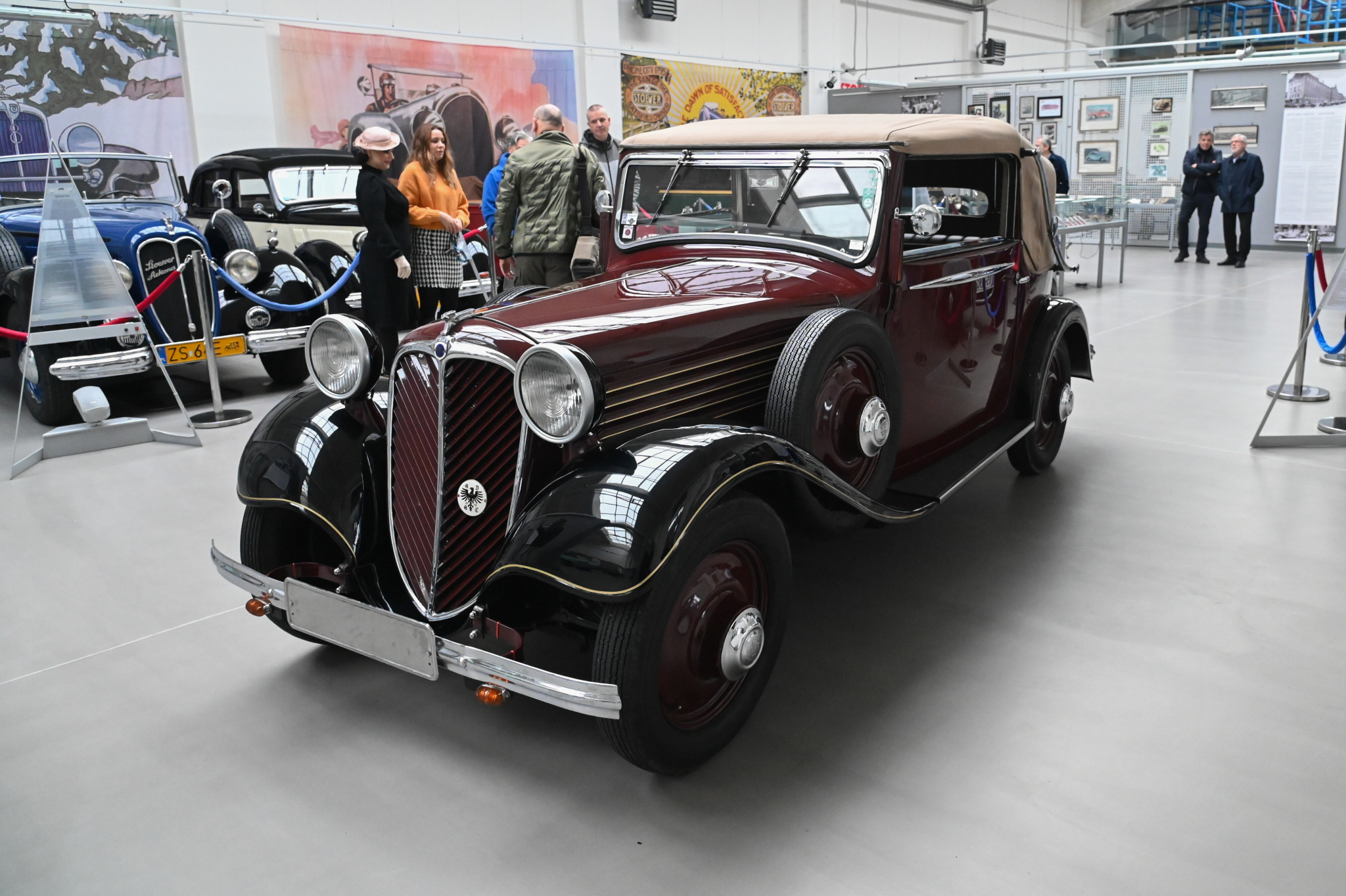 Prezentacja samochodu Stoewer R-150 z 1935 roku, nowego eksponatu w Muzeum Techniki i Komunikacji - Zajezdnia Sztuki w Szczecinie. Fot. PAP/M. Bielecki 