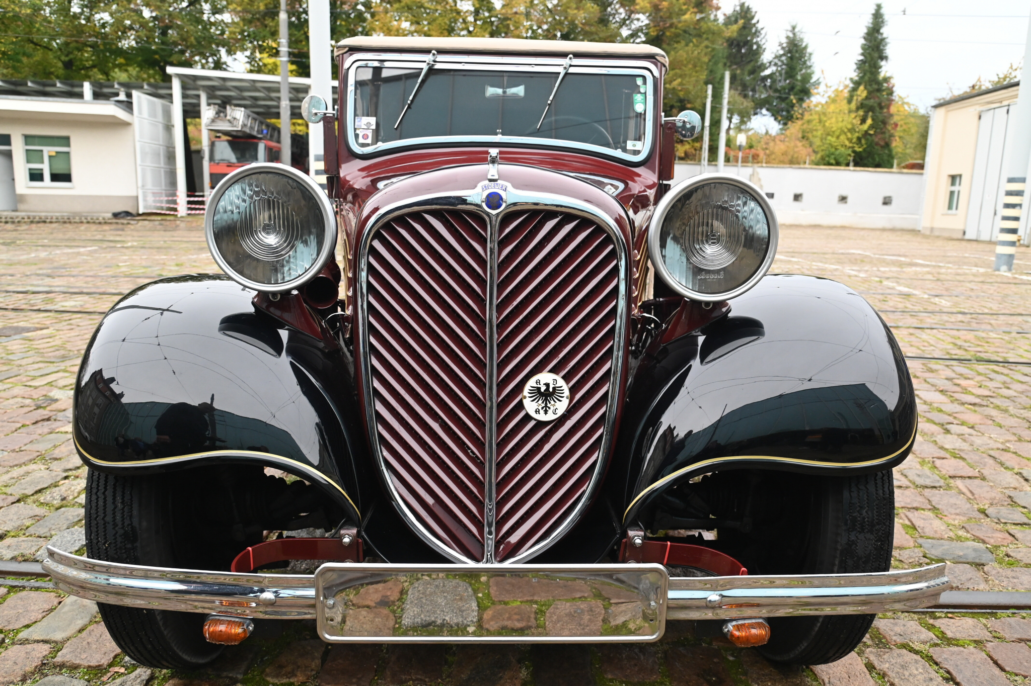 Prezentacja samochodu Stoewer R-150 z 1935 roku, nowego eksponatu w Muzeum Techniki i Komunikacji - Zajezdnia Sztuki w Szczecinie. Fot. PAP/M. Bielecki 